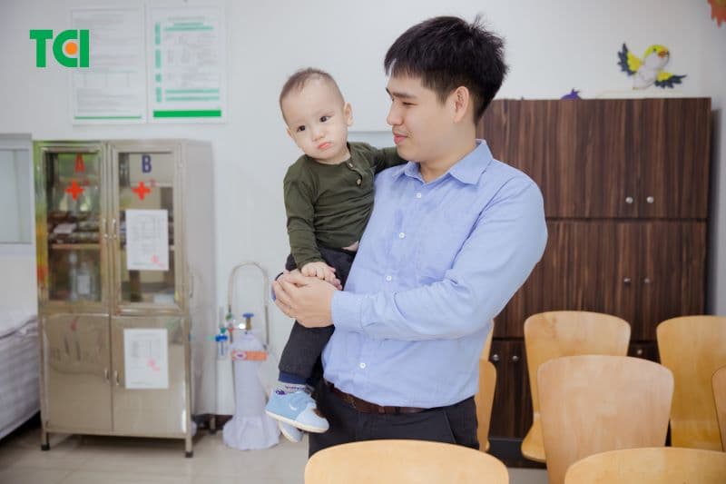 Cha mẹ nên nắm lịch tiêm chủng để đảm bảo trẻ được tiêm đầy đủ.