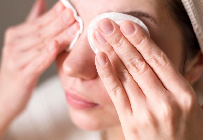 Cách xử lý khi bị sưng mắt sau khi tiêm vắc-xin