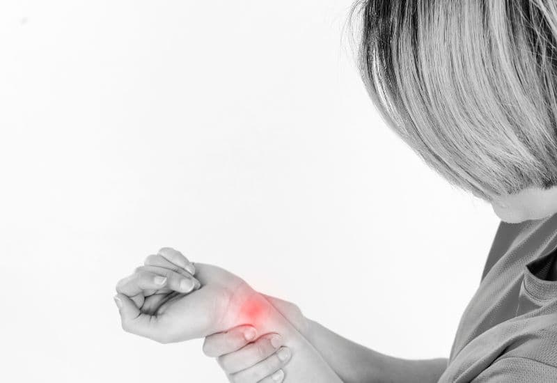 Tê tay sau khi tiêm vắc-xin là một phản ứng có thể xảy ra, nhưng không phải là tác dụng phụ phổ biến.