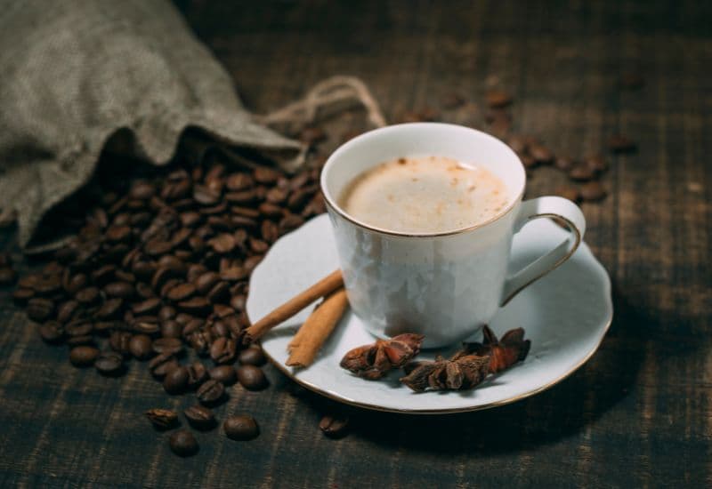 Giải đáp chi tiết thắc mắc: Tiêm vắc-xin có được uống cafe không?