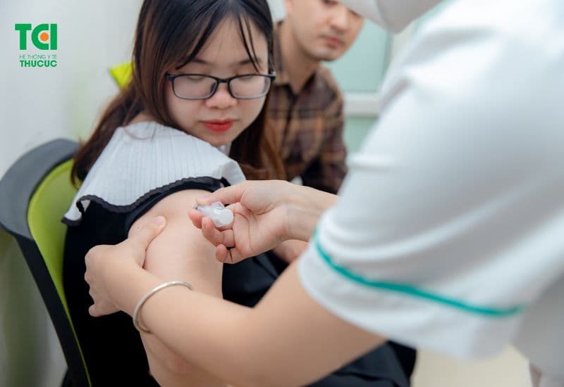 Giải đáp chi tiết: Tiêm vắc-xin có làm chậm kinh không?