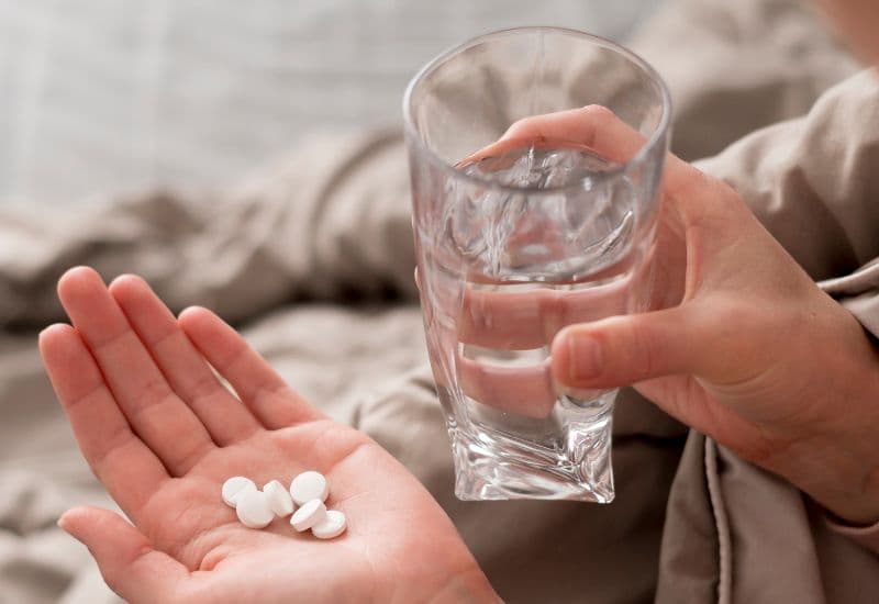 Nếu cảm thấy đau nhiều, bạn có thể dùng các thuốc giảm đau không kê đơn như paracetamol hoặc ibuprofen.