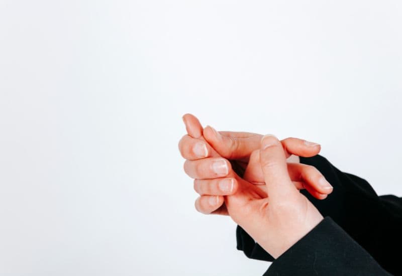 biểu hiện trật khớp ngón tay