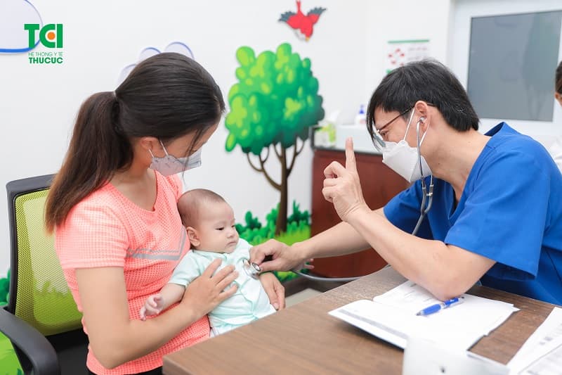 Nên cho trẻ đi khám bác sĩ khi thấy triệu chứng đau mắt đỏ tăng lên