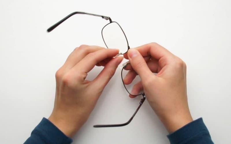 Sáp đánh bóng xe có chất làm mòn nhẹ, giúp loại bỏ vết xước trên kính