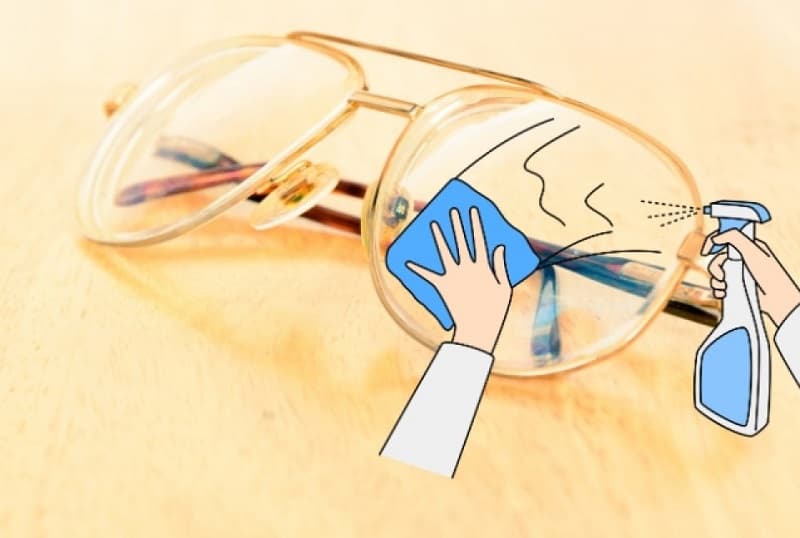 Lau kính bằng cồn để xử lý tròng kính bị trầy 