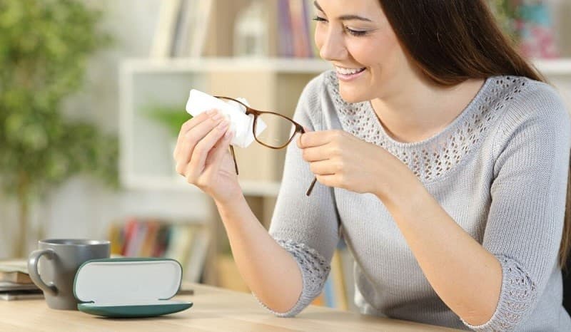 Sau khi chà sát, cần lau khô lại bằng khăn mềm nhúng nước ấm