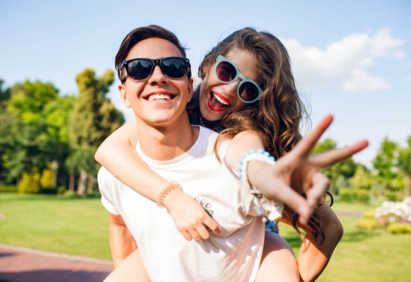 Tròng kính đổi màu là tròng kính có khả năng tự động thay đổi màu sắc theo cường độ ánh sáng của môi trường.