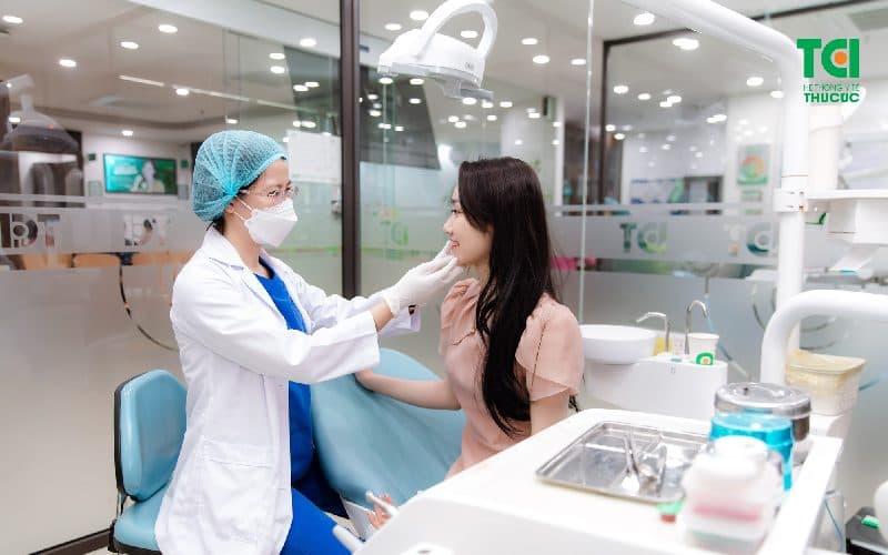 Tự làm sạch cao răng tại nhà có nên