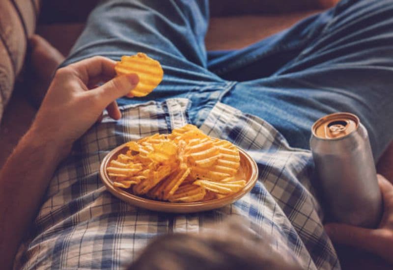 Vai trò của tư thế ngồi sau khi ăn đối với triệu chứng ợ hơi