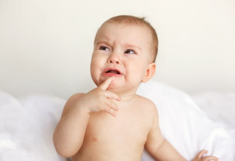 Trong vài ngày đầu sau tiêm, trẻ có thể gặp một số tác dụng phụ như sốt nhẹ, đau tại chỗ tiêm, mệt mỏi hoặc quấy khóc.