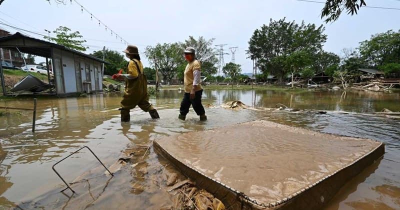 Nước bị nhiễm bẩn mùa mưa lũ là môi trường thích hợp cho virus phát triển