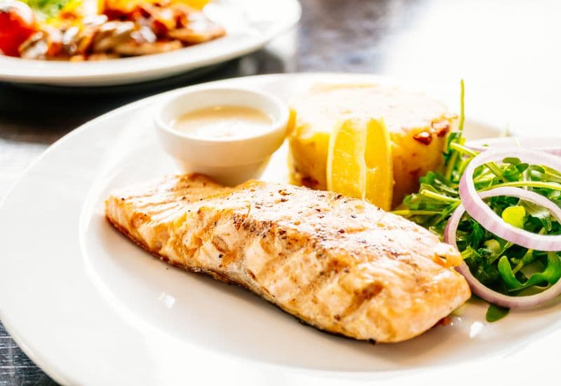 Cá là nguồn protein chất lượng cao, giàu omega-3, vitamin D và các khoáng chất quan trọng khác; vì vậy, thay vì từ bỏ việc ăn cá vì sợ xương cá, chúng ta nên tìm cách thưởng thức cá một cách an toàn.