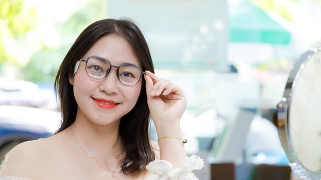 Cắt kính loạn thị: Bao nhiêu độ cần cắt và tần suất đeo hợp lý