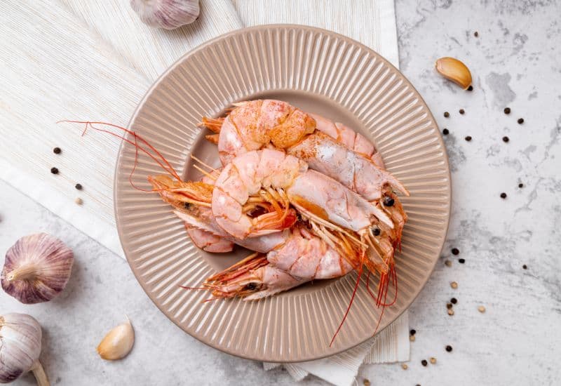 Giải đáp chi tiết thắc mắc: Người bị dị ứng hải sản có nên tiêm vắc-xin không?