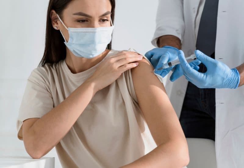 Cần lưu ý là dị ứng với các thành phần trong vắc-xin, chẳng hạn như polyethylene glycol (PEG) hoặc polysorbate, là khác biệt hoàn toàn với dị ứng hải sản.