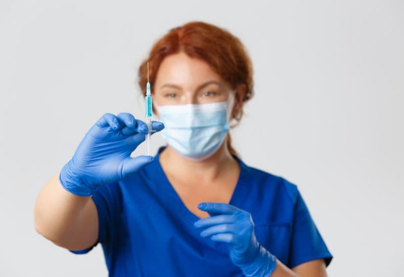 Dưới 18 tuổi có được tiêm vaccine không: Giải đáp chi tiết thắc mắc