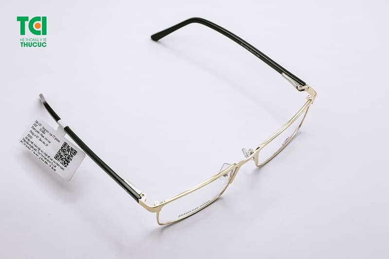 Gọng kính bằng kim loại hay nhựa đều có những ưu điểm và hạn chế riêng