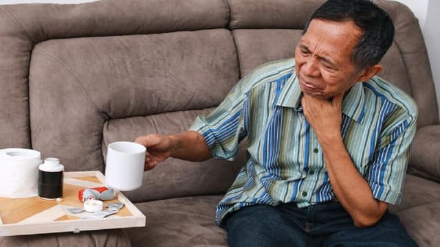 Nguyên nhân gây khó nuốt ở người già là gì?