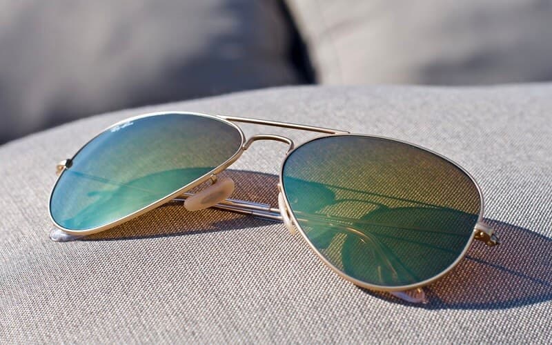 Một chiếc kính có gọng bằng kim loại