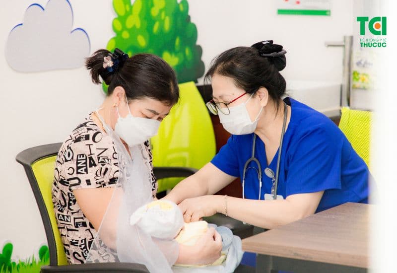 Đối với những người có tiền sử dị ứng hoặc đã từng gặp phản ứng với vắc-xin trước đây, việc thông báo cho nhân viên y tế trước khi tiêm là rất quan trọng.