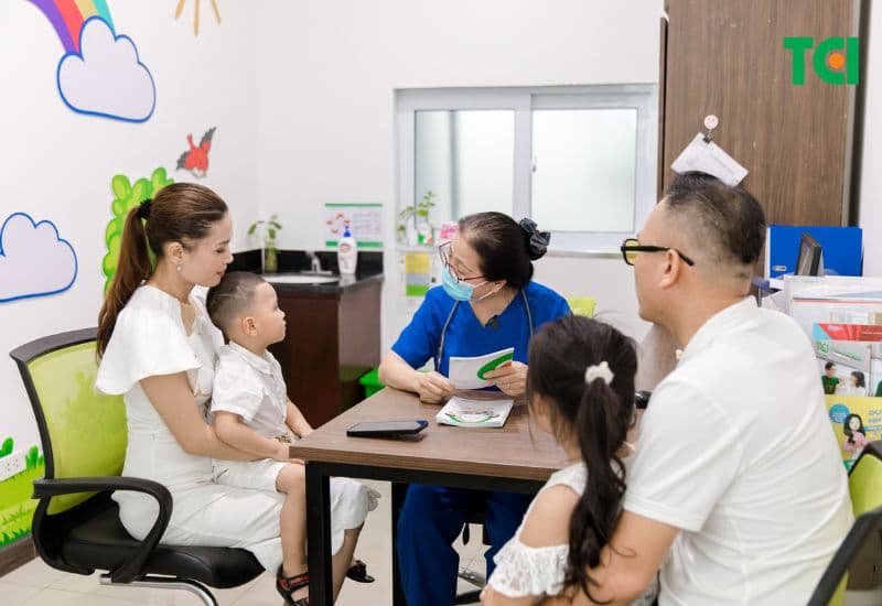 Vai trò của bác sĩ trong việc tư vấn tiêm vắc-xin cho người cao tuổi