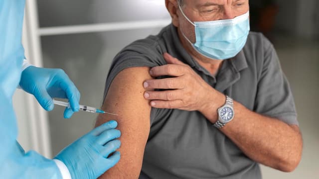 Người già có nên tiêm vắc-xin không: Câu trả lời khiến bạn bất ngờ