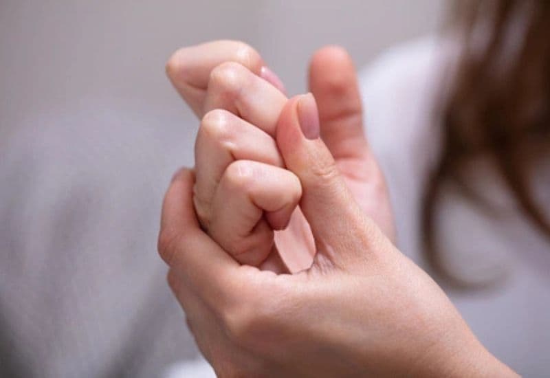 nguyên nhân trật khớp ngón tay cái