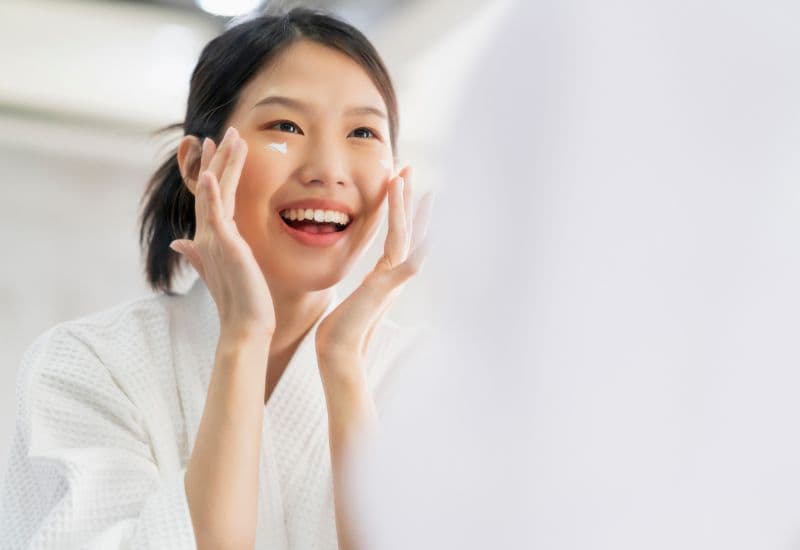 Lựa chọn và sử dụng các sản phẩm chăm sóc da và trang điểm không gây bít tắc lỗ chân lông.