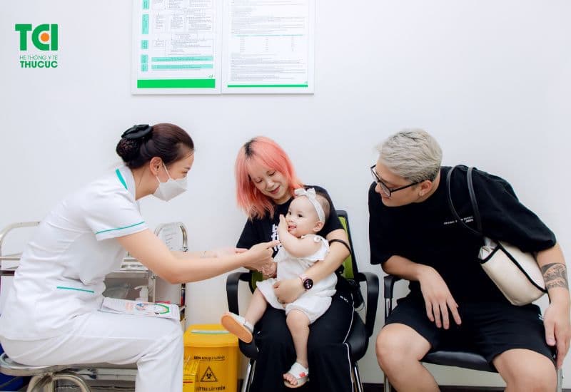 Sau khi tiêm vaccine, người tiêm được yêu cầu ở lại cơ sở y tế ít nhất 30 phút để theo dõi các phản ứng có thể xảy ra; đây là khoảng thời gian quan trọng vì hầu hết các phản ứng nặng (nếu có) thường xảy ra trong 30 phút đầu tiên sau tiêm.