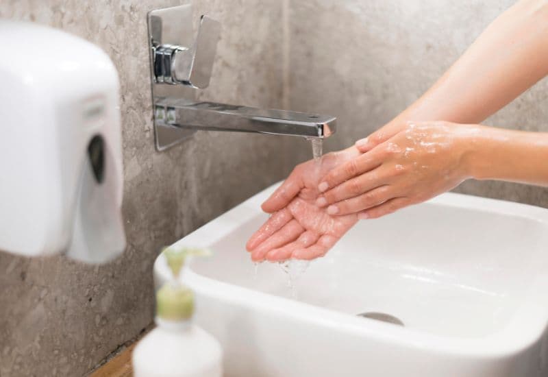 Sau khi tiêm vắc-xin, bạn cần duy trì các thói quen vệ sinh cá nhân tốt.