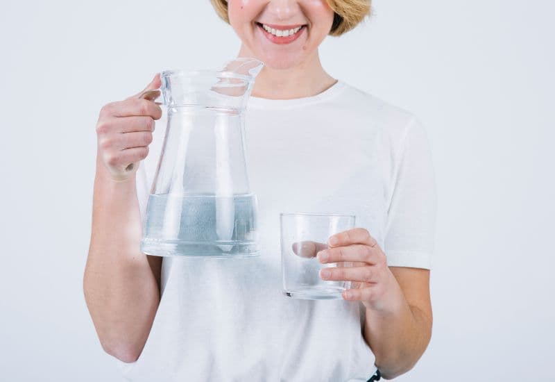 Sau khi tiêm vắc-xin, việc uống đủ nước rất quan trọng.