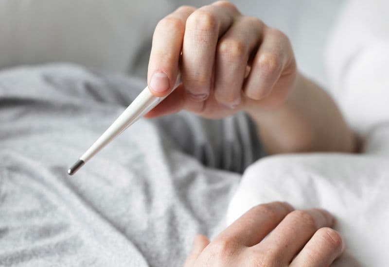 Sốt 39 độ sau khi tiêm vắc-xin: Dấu hiệu hoạt động của hệ miễn dịch