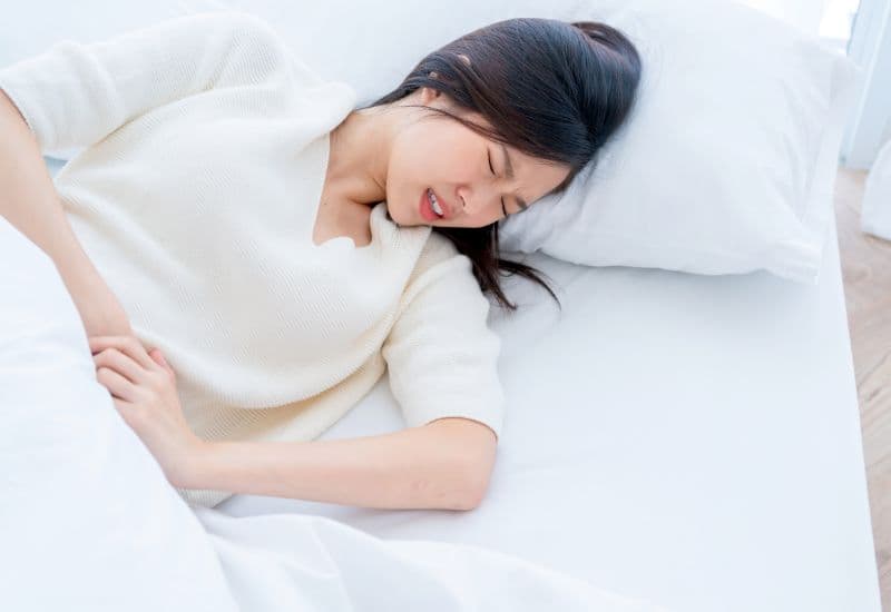 Tiêu chảy là một trong những phản ứng phụ có thể xảy ra sau khi tiêm vắc-xin; nguyên nhân khiến một người tiêu chảy sau khi tiêm vắc-xin không chỉ có một, ví dụ như phản ứng của hệ miễn dịch, thành phần của vắc-xin, stress và lo lắng, yếu tố cá nhân.