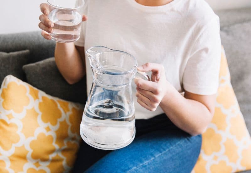 Mặc dù không thể hoàn toàn loại bỏ khả năng bị tiêu chảy sau khi tiêm vắc-xin, nhưng có một số biện pháp có thể giúp giảm nguy cơ này, như chuẩn bị tâm lý, ăn uống hợp lý, uống đủ nước, bổ sung men vi sinh, trao đổi với bác sĩ...