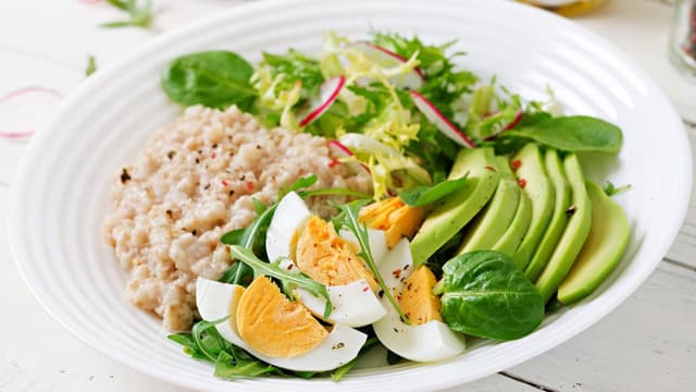 Sau khi tiêm vắc-xin có cần nhịn ăn không? Thông tin cần biết