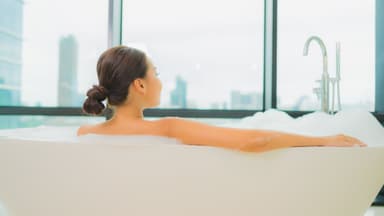 Tiêm vắc-xin về tắm được không: Khám phá chi tiết