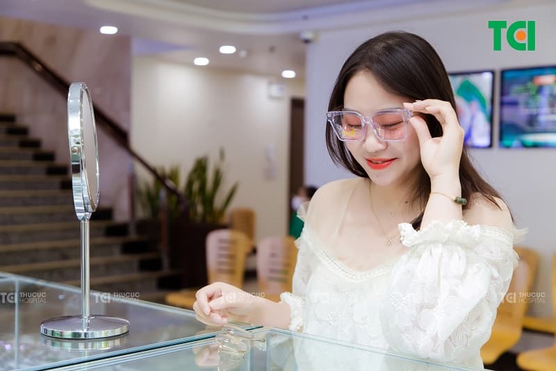 Khi chọn tròng kính cận loạn, đừng quên các tính năng ưu việt khác