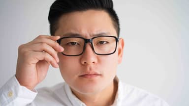 Giải đáp: Vì sao chúng ta khó thích nghi với tròng kính loạn thị