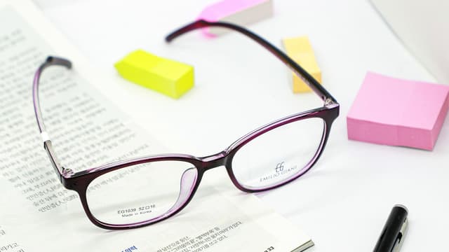 So sánh: Tròng kính thủy tinh và tròng kính nhựa, loại nào tốt