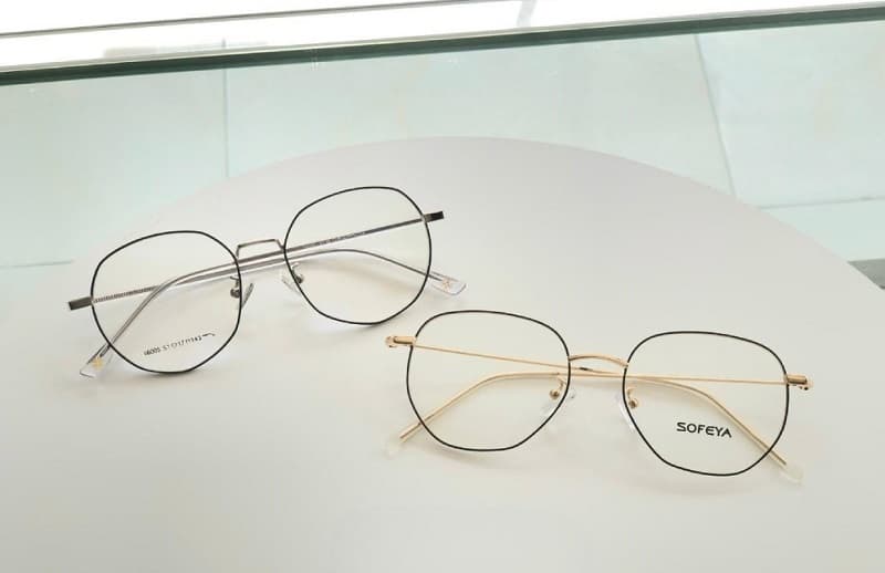 Cận trên 6 độ chỉ nên đeo kính tròng nhựa