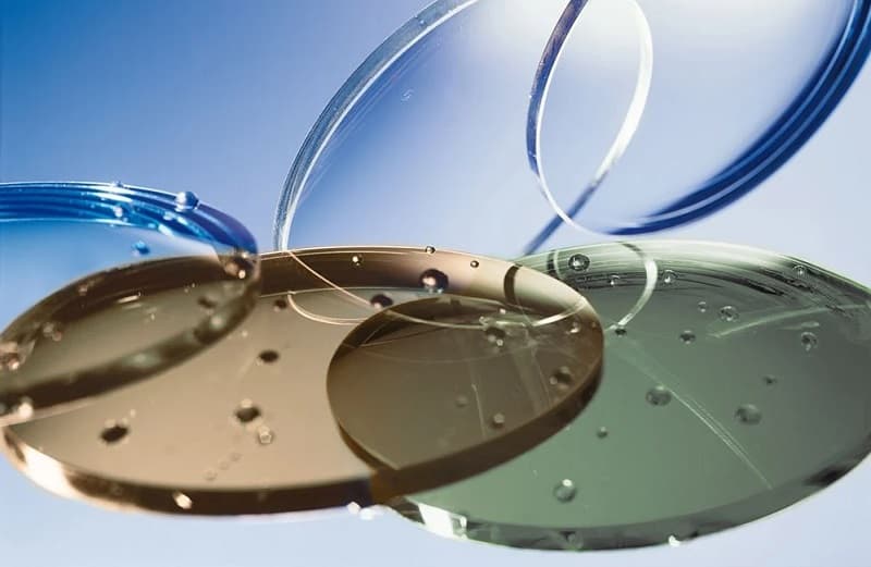 Tròng kính thủy tinh và tròng kính nhựa, loại nào tốt?