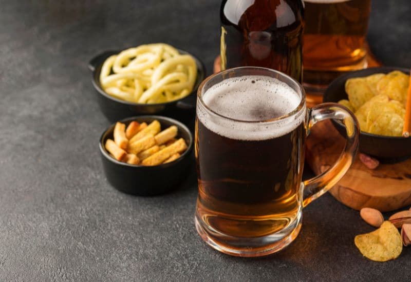 Khuyến cáo từ các tổ chức y tế và chuyên gia về việc uống bia trước khi tiêm vắc-xin