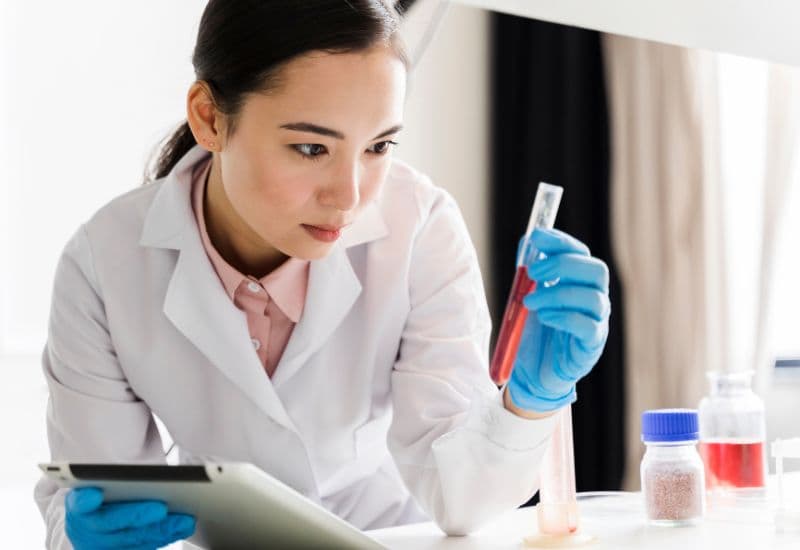 Các công ty dược phẩm lớn của Trung Quốc như Sinovac Biotech và Sinopharm đã phát triển và sản xuất nhiều loại vắc-xin được sử dụng rộng rãi không chỉ trong nước mà còn trên toàn cầu.