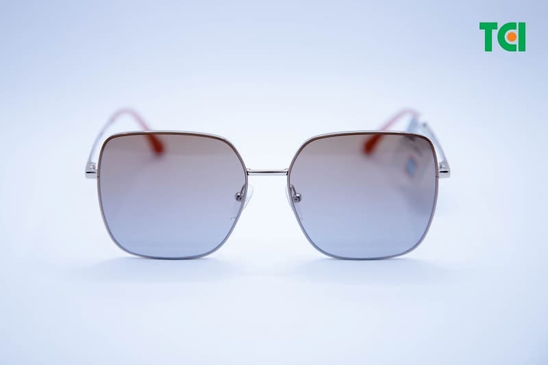 Tròng kính cận 2 độ làm từ vật liệu nào tốt?