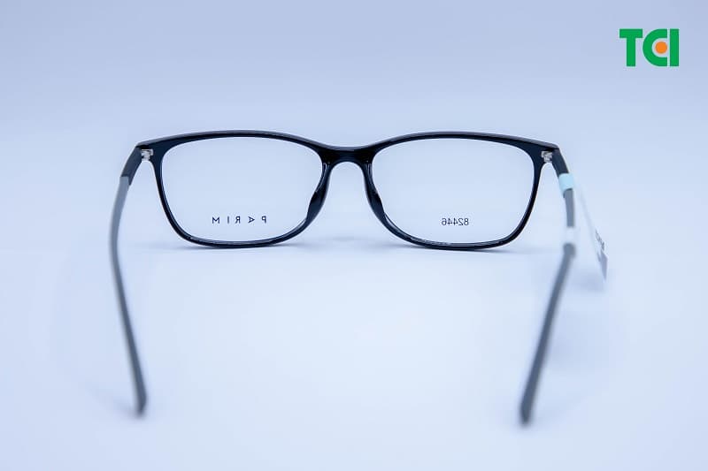 Tròng nhựa có khả năng chịu ngoại lực kém hơn