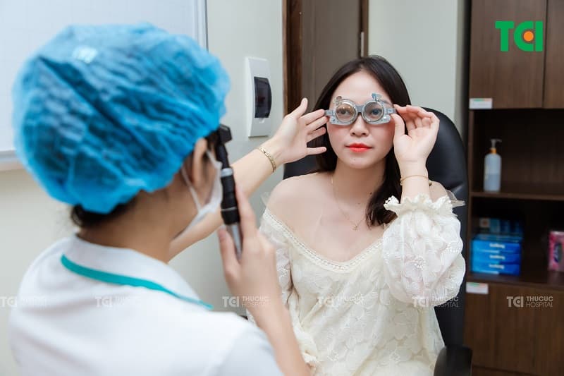 Bạn cần kiểm tra thị lực tại chuyên khoa Mắt trước khi cắt kính
