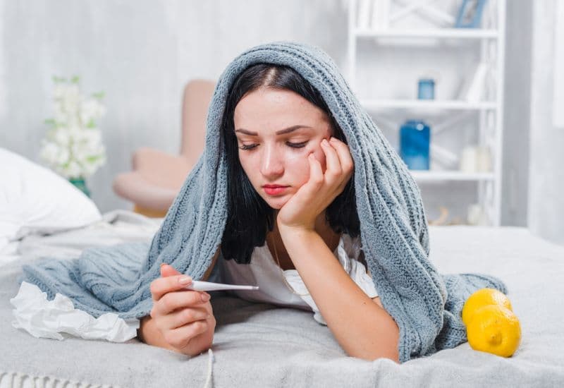 Các biến chứng nhẹ phổ biến bao gồm: Sưng, đau tại chỗ tiêm, sốt, đau đầu, đau cơ-xương-khớp, mệt mỏi.