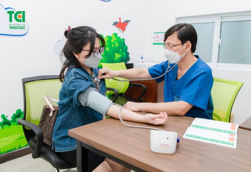 Việc tư vấn và thăm khám kỹ lưỡng trước khi tiêm vắc-xin là rất quan trọng.