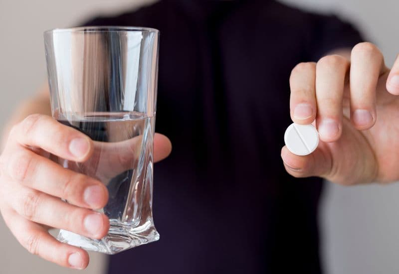 Bạn có thể sử dụng các thuốc giảm đau không kê đơn như paracetamol theo hướng dẫn của bác sĩ để hạn chế biến chứng khi tiêm vắc-xin.